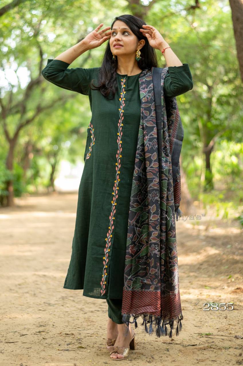 Green Cotton Embroidered kurta With Dupatta Set