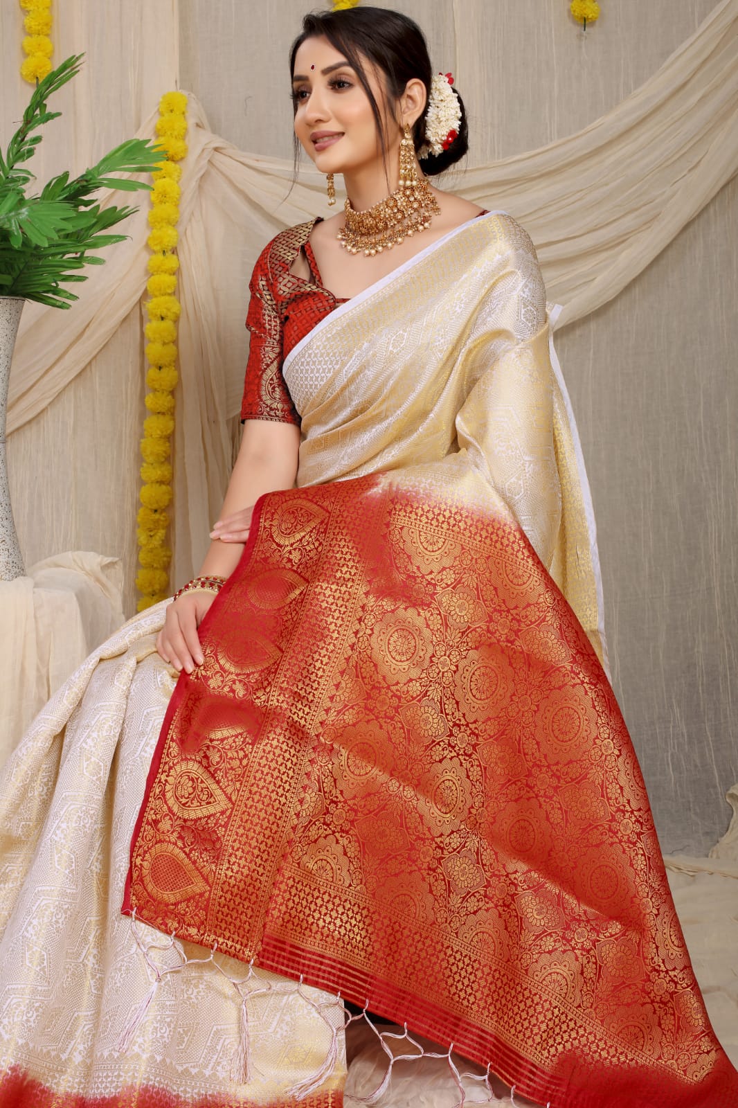 Cream Pure Soft Silk Saree With Hand dying Soft Luxurious Fabric.