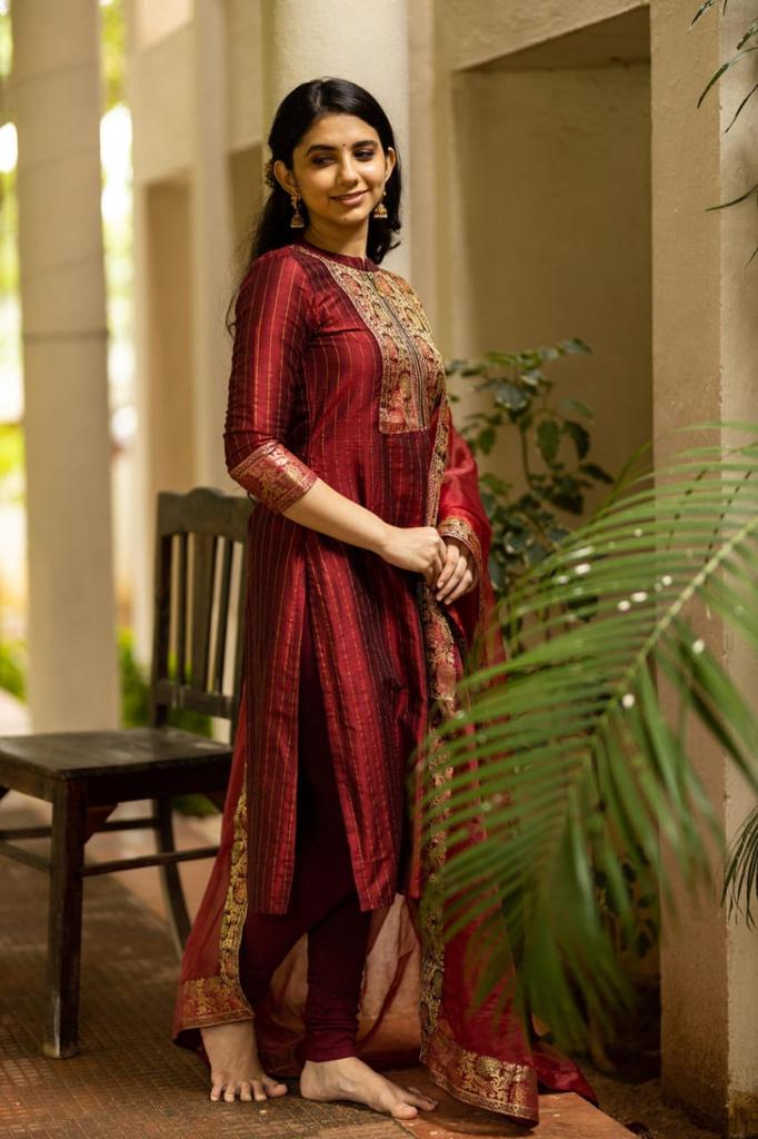 Beautiful Straight Kurti With Chain Front Print With Cotton Lurex